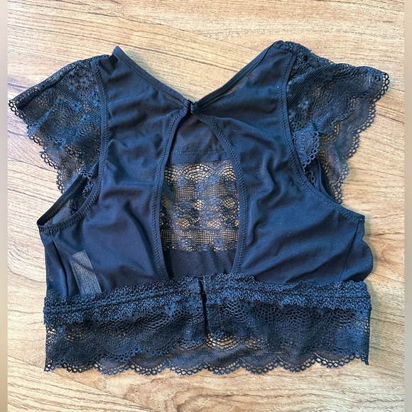 Leonisa Black Lace High Neck Bralette w/ Cap Sleeves. Size 32B - Picture 3 of 6